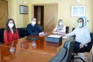 Reunión con representantes de Osborne para conocer sus propuestas de promoción comercial y turística