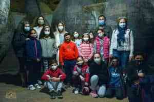 Inmaculada Jiménez recorre con los escolares el mágico mundo de las cuevas de Tomelloso