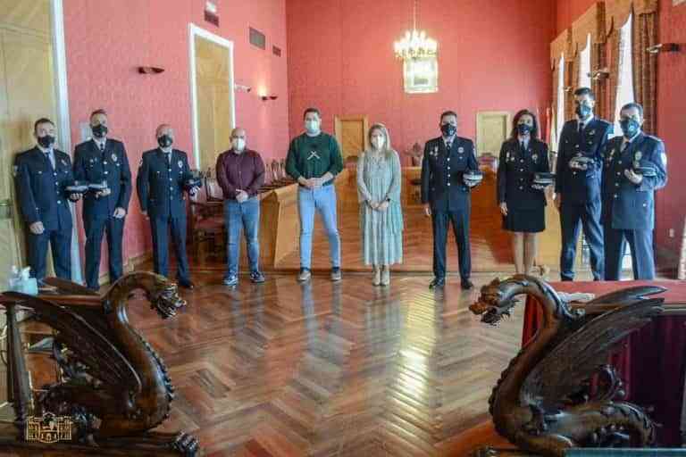 La alcaldesa de Tomelloso felicita a los 6 nuevos oficiales del Cuerpo de la Policía Local de Tomelloso
