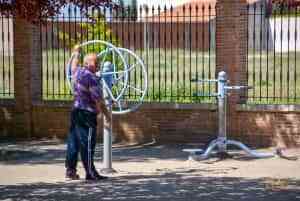 Talleres de Risoterapia y Senderismo Urbano para adultos mayores en Tomelloso