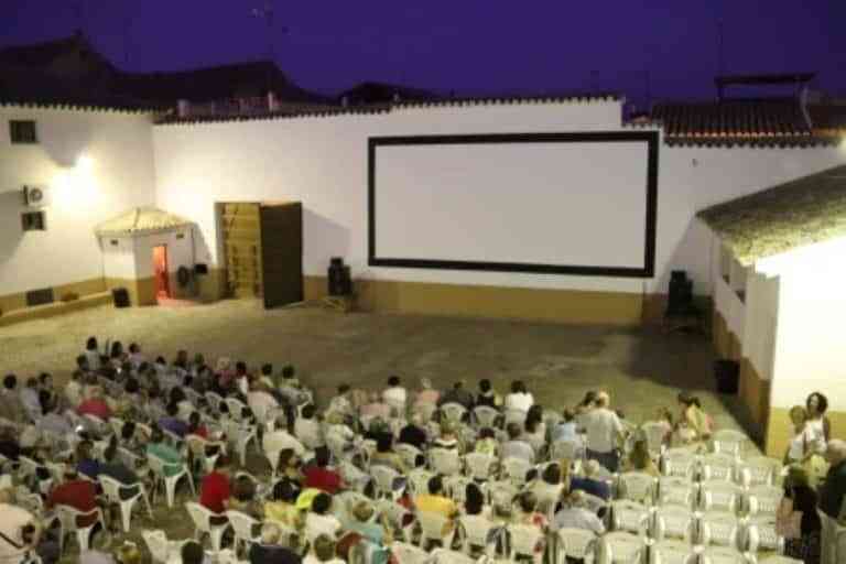 Cine de verano este fin de semana en el corral del centro cultural ‘Ciega de Manzanares’ Cine de verano este fin de semana en el corral del centro cultural ‘Ciega de Manzanares’