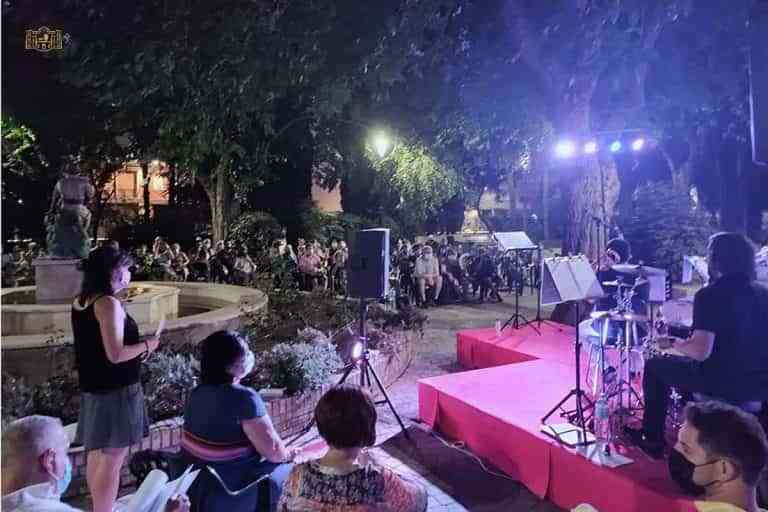 Exitosa velada de poesía y jazz en la Glorieta de María Cristina de Tomelloso Exitosa velada de poesía y jazz en la Glorieta de María Cristina de Tomelloso
