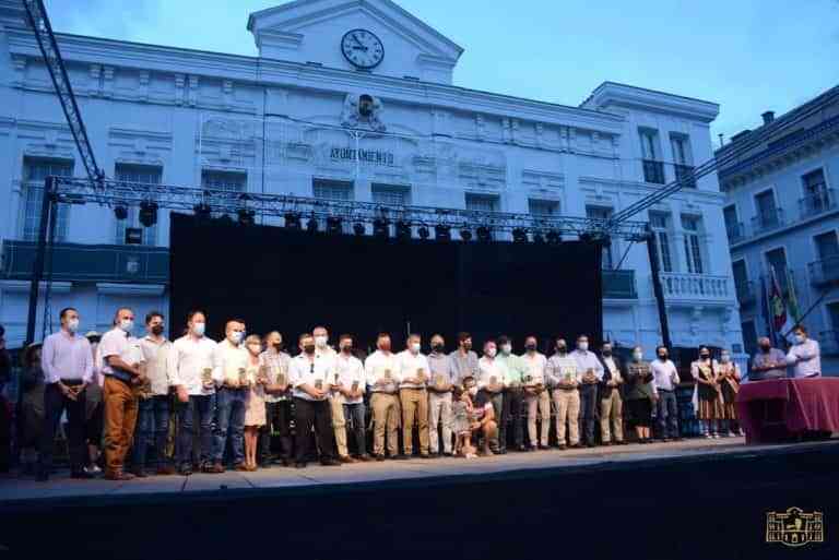 30 agricultores que participaron en la desinfección de las calles de Tomelloso recibieron el título de “Vendimiador del año” 30 agricultores que participaron en la desinfección de las calles de Tomelloso recibieron el título de “Vendimiador del año”