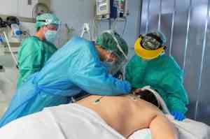 Continúa la reducción de hospitalizados por COVID-19 en las UCIS de Castilla-La Mancha