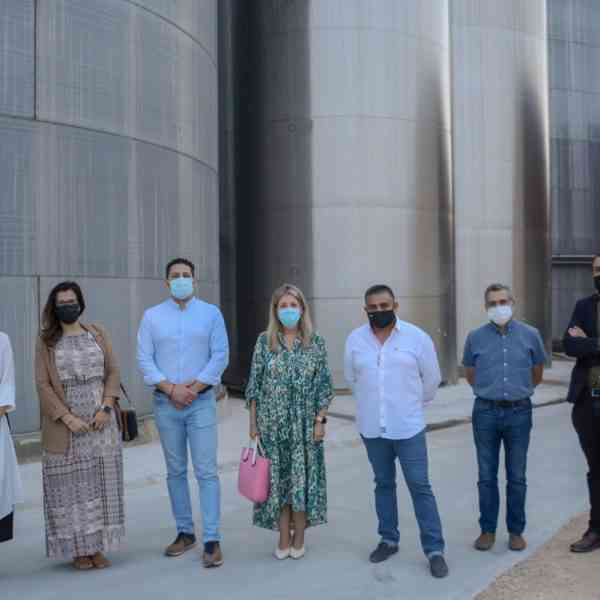 Alcaldesa de Tomelloso visitó Bodegas San José en su recorrido por las cooperativas durante la campaña de vendimia