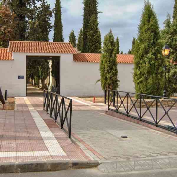Habilitan gran zona de aparcamiento en el cementerio municipal de Tomelloso durante festividad de Todos los Santos
