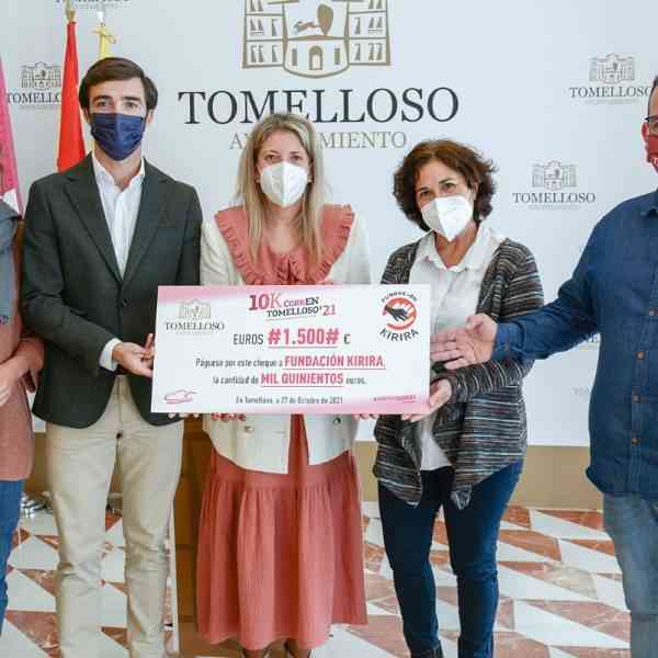 Cheque de 1.500 € entregado a Kirira como donación solidaria de los participantes más pequeños en la 10K de Tomelloso
