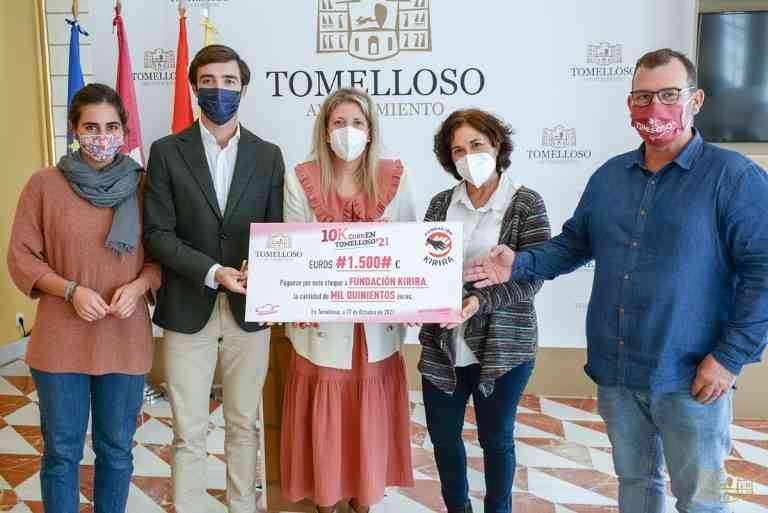 Cheque de 1.500 € entregado a Kirira como donación solidaria de los participantes más pequeños en la 10K de Tomelloso Cheque de 1.500 € entregado a Kirira como donación solidaria de los participantes más pequeños en la 10K de Tomelloso