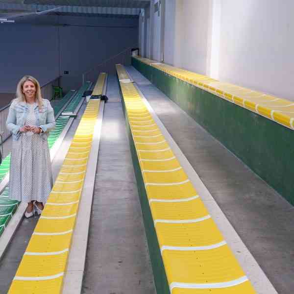 Renovados los asientos de la grada del pabellón San José de Tomelloso