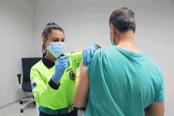 Descenso en el número de casos y de pacientes COVID ingresados en UCI en un nuevo día sin fallecidos Descenso en el número de casos y de pacientes COVID ingresados en UCI en un nuevo día sin fallecidos