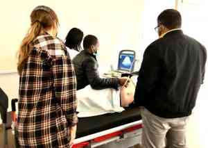 El Hospital de Tomelloso da a conocer la utilidad de la ecografía como parte de la exploración física a los pacientes