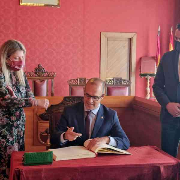 El presidente de las Cortes inauguró en Tomelloso una exposición itinerante acerca de los 40 años del Estatuto de Autonomía de Castilla-La Mancha