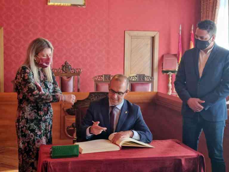 El presidente de las Cortes inauguró en Tomelloso una exposición itinerante acerca de los 40 años del Estatuto de Autonomía de Castilla-La Mancha El presidente de las Cortes inauguró en Tomelloso una exposición itinerante acerca de los 40 años del Estatuto de Autonomía de Castilla-La Mancha