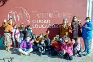 El Día Internacional de Ciudades Educadoras se ha celebrado en Tomelloso con un mural de la artista María Valvanera