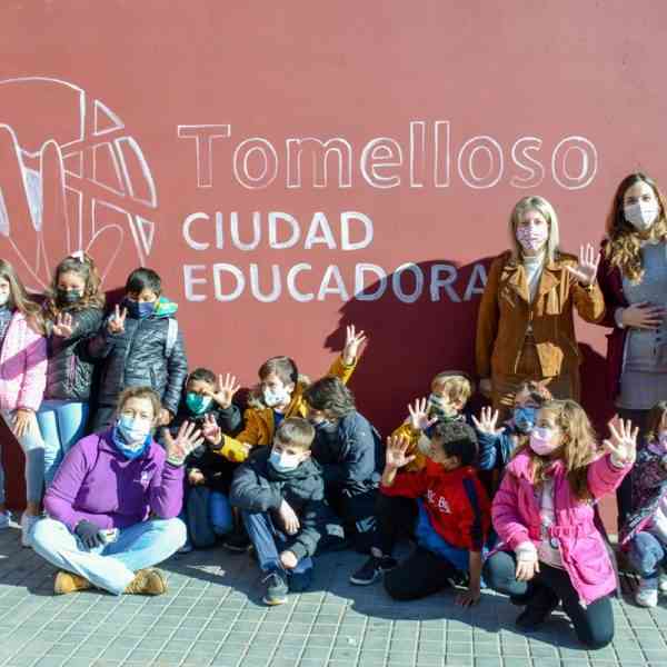 El Día Internacional de Ciudades Educadoras se ha celebrado en Tomelloso con un mural de la artista María Valvanera
