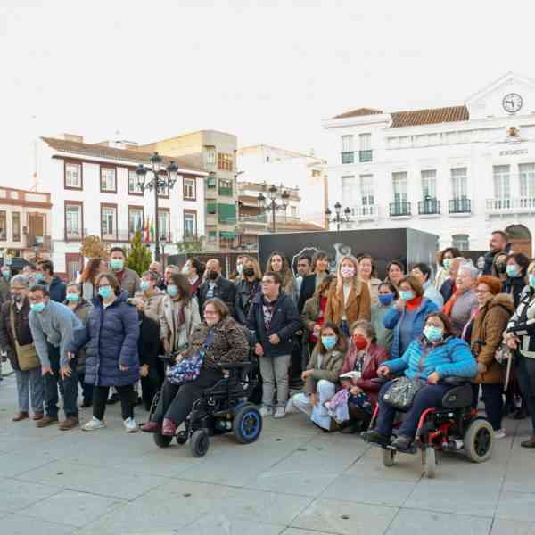 Inaugurada la exposición fotográfica “Pon el foco en nuestros Derechos” en la Plaza de España de Tomelloso