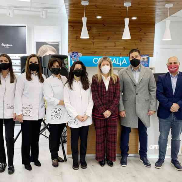 Inauguración de sucursal de una óptica en Tomelloso contó con la presencia de la alcaldesa de la localidad