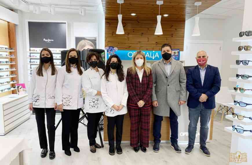 Inauguración de sucursal de una óptica en Tomelloso contó con la presencia de la alcaldesa de la localidad