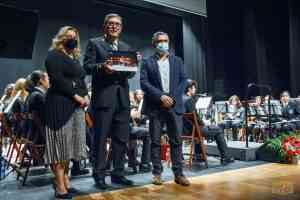 Reconocimiento a Luis Osuna como director de la banda de música AM Santa Cecilia luego de 33 años