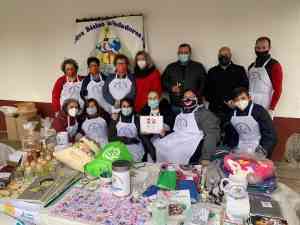 Una mesa informativa y venta de productos solidaria realizaron el Club “Los Delfines” y el Centro de Fisioterapia Belló de Tomelloso