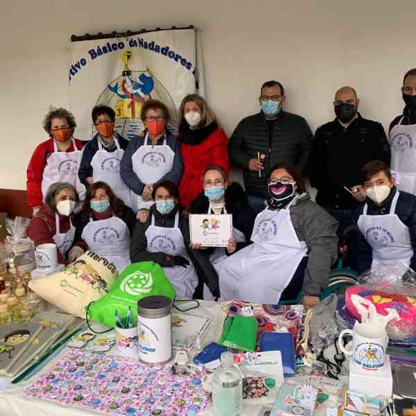 Una mesa informativa y venta de productos solidaria realizaron el Club “Los Delfines” y el Centro de Fisioterapia Belló de Tomelloso