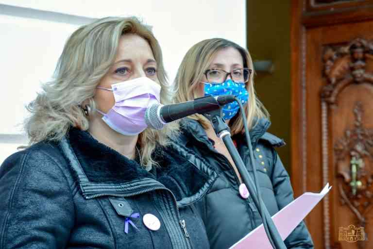 37 sillas vacías en recuerdo de las víctimas de la violencia de género en Tomelloso este año 37 sillas vacías en recuerdo de las víctimas de la violencia de género en Tomelloso este año