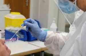 Castilla-La Mancha continúa en la línea ascendente de casos, mientras bajan los pacientes ingresados en UCI por COVID