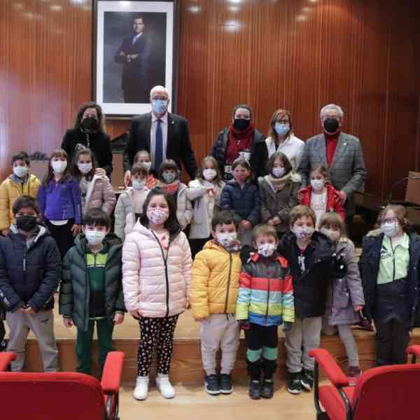 Alumnado de 1º de Primaria del colegio público ‘Altagracia’ visitó el pasado lunes el Ayuntamiento de Manzanares