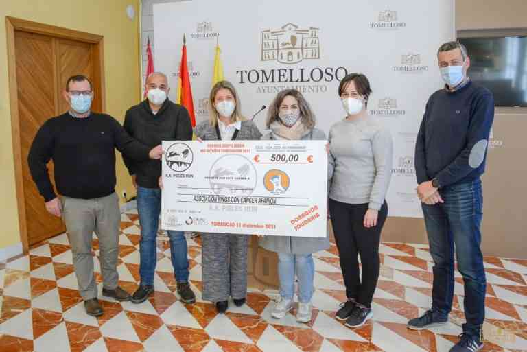 La San Silvestre tomellosera recaudó 500  €  para la Asociación de Familias de Niños con Cáncer de CLM