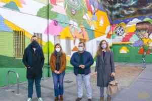 Rafael Rodrigo ha realizado un mural en el pabellón San José de Tomelloso gracias a las ayudas al sector cultural