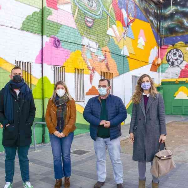 Rafael Rodrigo ha realizado un mural en el pabellón San José de Tomelloso gracias a las ayudas al sector cultural