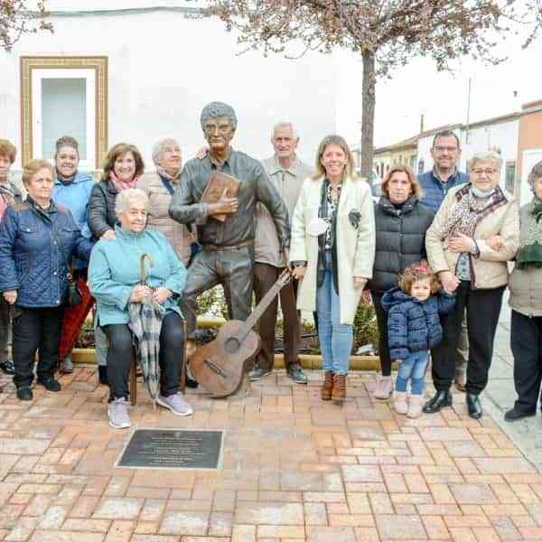 Inaugurada la escultura homenaje al poeta y flamencólogo Félix Grande en Tomelloso