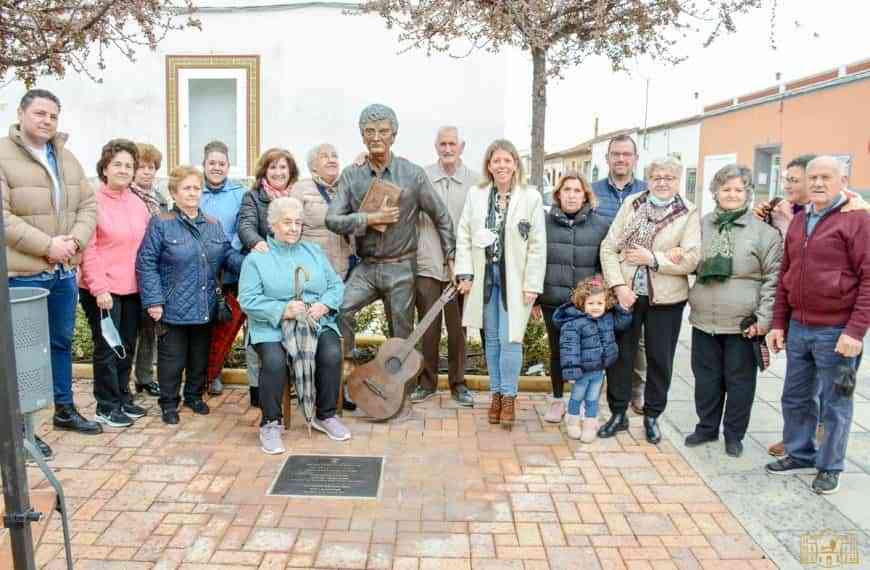 Inaugurada la escultura homenaje al poeta y flamencólogo Félix Grande en Tomelloso