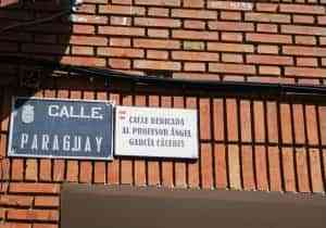 Puertollano homenajea al profesor Ángel García Cáceres con una placa en la calle Paraguay