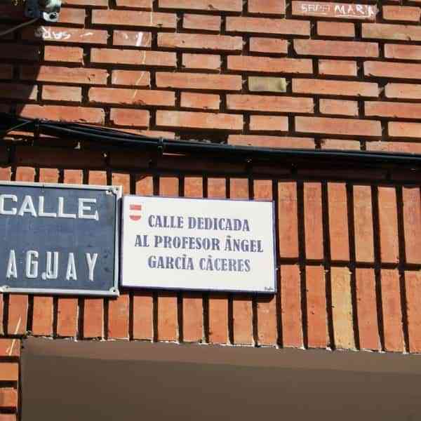 Puertollano homenajea al profesor Ángel García Cáceres con una placa en la calle Paraguay