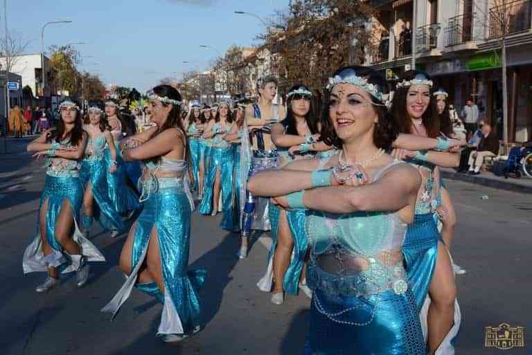 Las peñas locales han cautivado al público tomellosero en el lunes de Carnaval