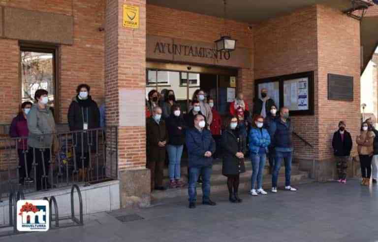 Cinco minutos de silencio en Miguelturra durante  la concentración convocada por FEMP en solidaridad con el pueblo de Ucrania Cinco minutos de silencio en Miguelturra durante  la concentración convocada por FEMP en solidaridad con el pueblo de Ucrania