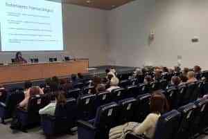 Profesionales sanitarios, familiares y pacientes de párkinson asisten en el Hospital de Tomelloso a una charla sobre esta enfermedad