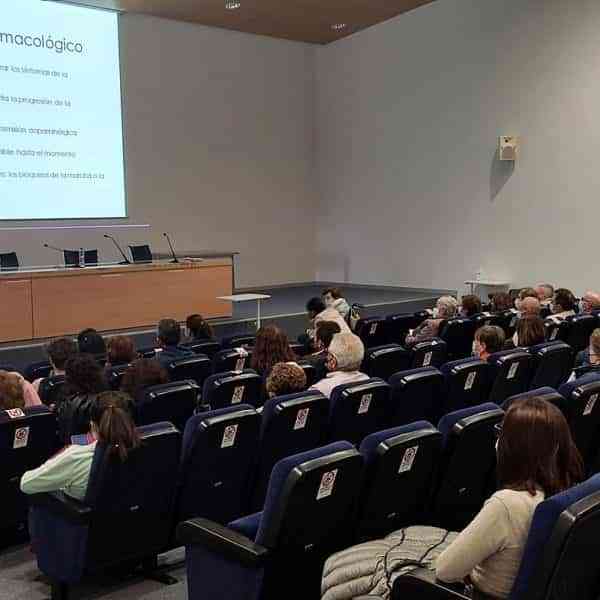 Profesionales sanitarios, familiares y pacientes de párkinson asisten en el Hospital de Tomelloso a una charla sobre esta enfermedad
