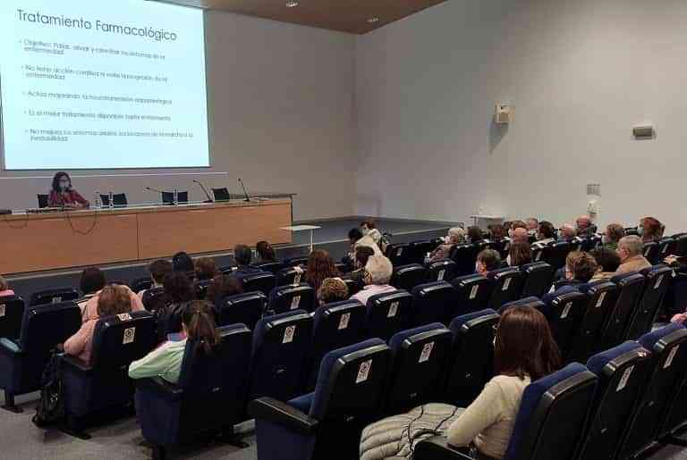 Profesionales sanitarios, familiares y pacientes de párkinson asisten en el Hospital de Tomelloso a una charla sobre esta enfermedad