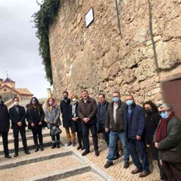 Descubierta la placa que nombra ‘Junta de Cofradías de la Semana Santa de Cuenca’ a la escalinata entre calle Alfonso VIII y Plaza del Carmen  