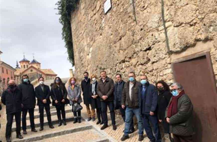 Descubierta la placa que nombra ‘Junta de Cofradías de la Semana Santa de Cuenca’ a la escalinata entre calle Alfonso VIII y Plaza del Carmen  