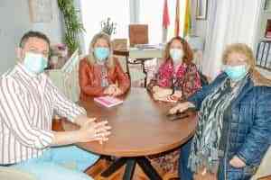 Representantes de la Coordinadora de Sanidad Pública se reunieron ayer con la alcaldesa de Tomelloso