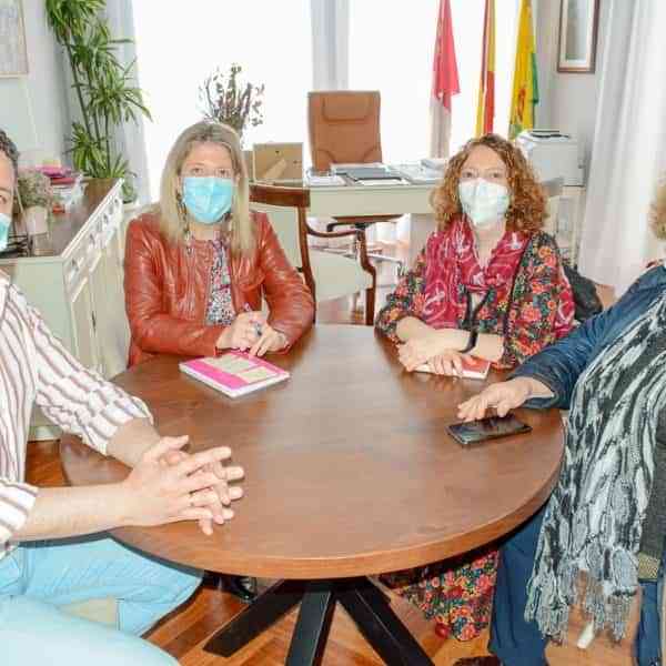 Representantes de la Coordinadora de Sanidad Pública se reunieron ayer con la alcaldesa de Tomelloso