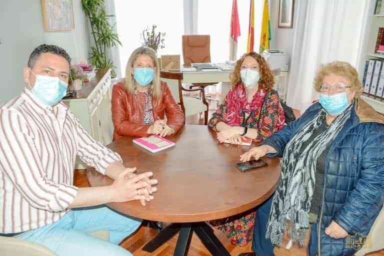 Representantes de la Coordinadora de Sanidad Pública se reunieron ayer con la alcaldesa de Tomelloso