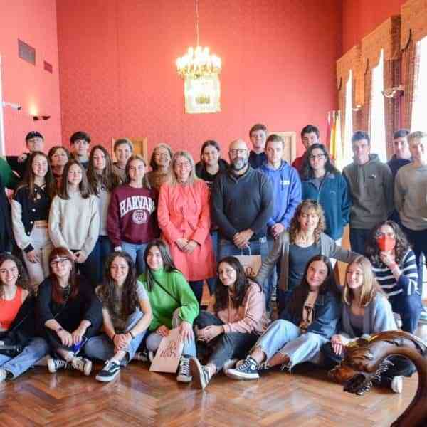 Alumnos austriacos que participan en un Erasmus del IES Alto Guadiana visitaron el ayuntamiento de Tomelloso