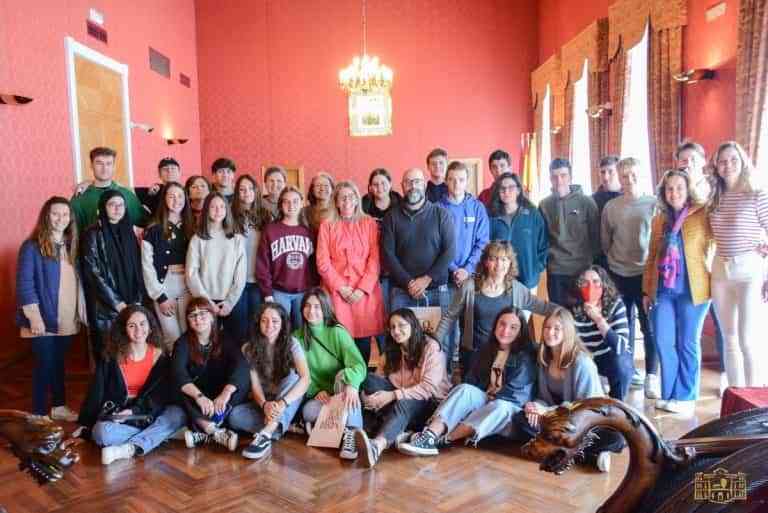 Alumnos austriacos que participan en un Erasmus del IES Alto Guadiana visitaron el ayuntamiento de Tomelloso