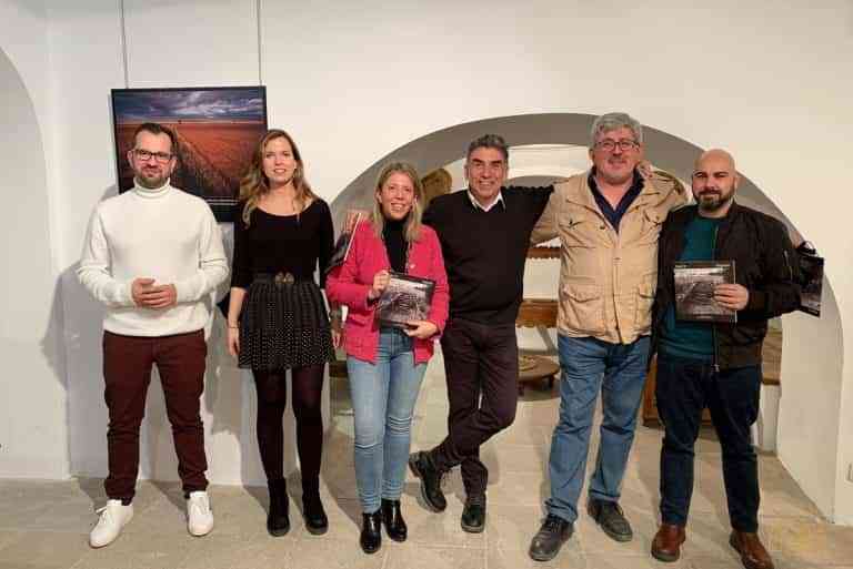 Abierta hasta el 8 de mayo la exposición fotográfica de Carlos de la Osa “Pavón 2.0” en la Posada de los Portales de Tomelloso