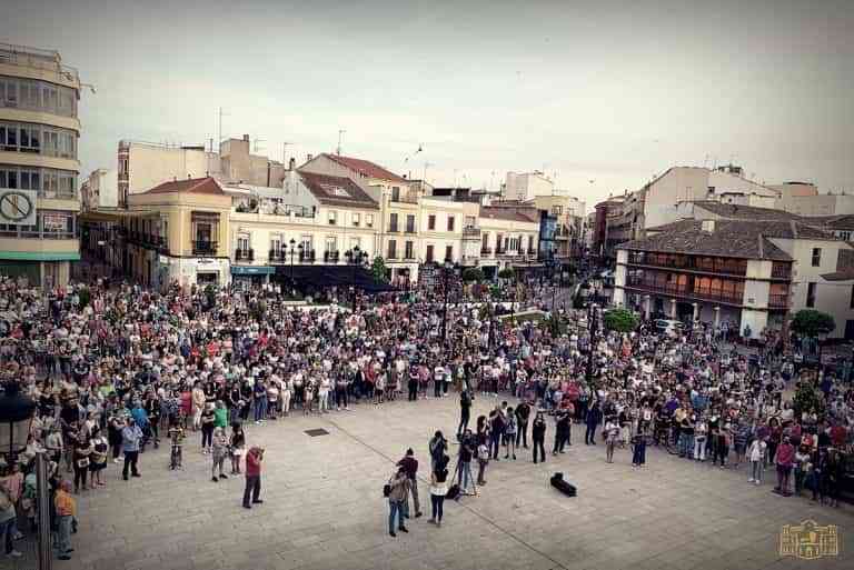 Más de 2.500 personas salen a la calle en Tomelloso para condenar el último crimen machista con 5 minutos de silencio