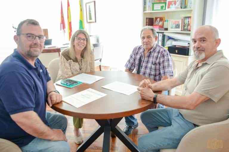 Responsables  del Club Arqueros Don Quijote de Tomelloso se han reunido con la alcaldesa de la localidad